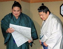 Miyabiyama, Musoyama beam as they see sumo rankings